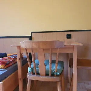 Affordable Central Rooms, 10-min To Lugner City Apartment